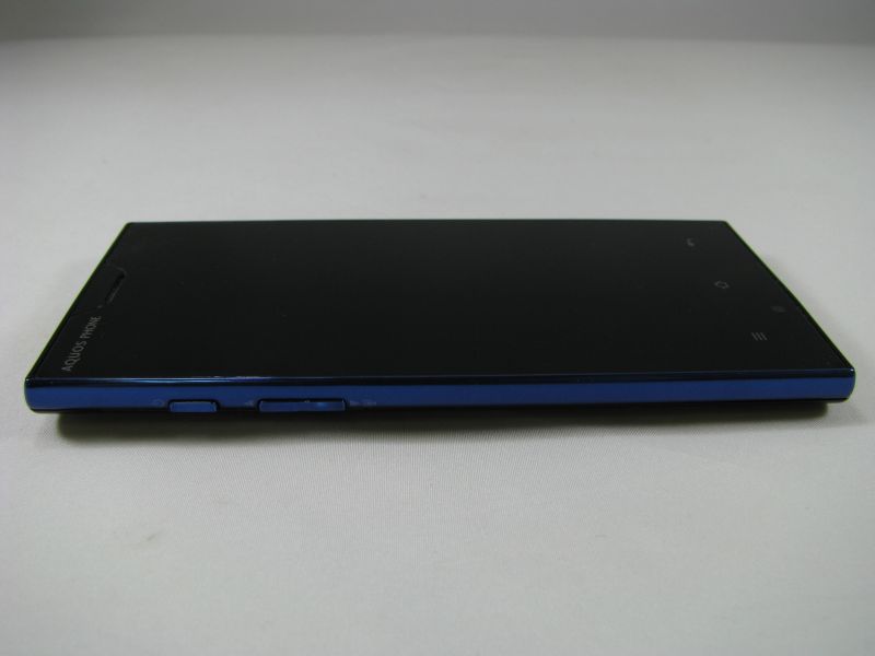 左サイド。電源、音量キーがある