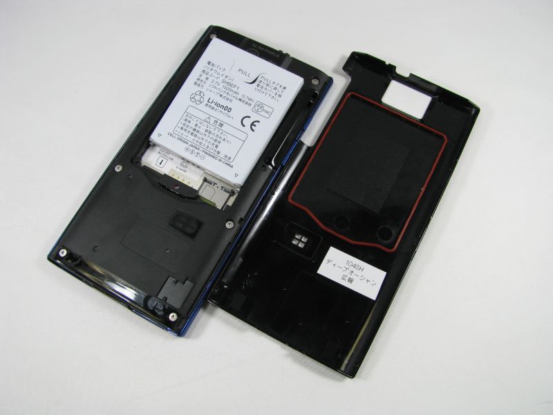 裏蓋を開けたところ。microSIM（miniUIM）を採用。スピーカーも見える