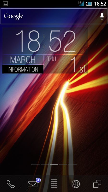 ホーム画面。5面あり、真ん中が既定設定