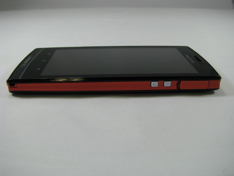 右サイド。音量キー