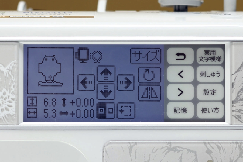 柄をパソコンにダウンロード（有料）し、USBケーブル経由でミシンに転送すれば刺しゅう柄の準備完了