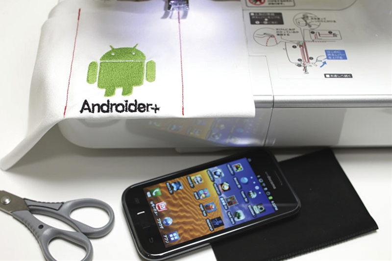 トレシーを二つ折りにして左右を直線で縫うだけ。単純な構造のスリーブケースなのだ