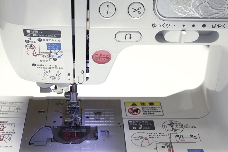 　ミシンの基本的な使い方は、ミシン本体に明示されている。糸通しや糸切りも超簡単。「使いたい」と思ったとき即使える、ハードルの低いミシンだ