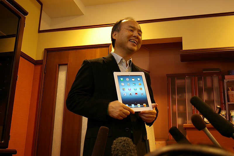 囲み取材に応じた孫氏