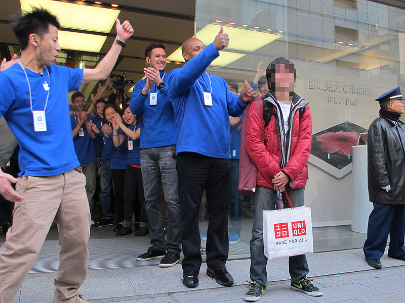 一番最初のユーザー。購入したiPadを手に取材に応じた