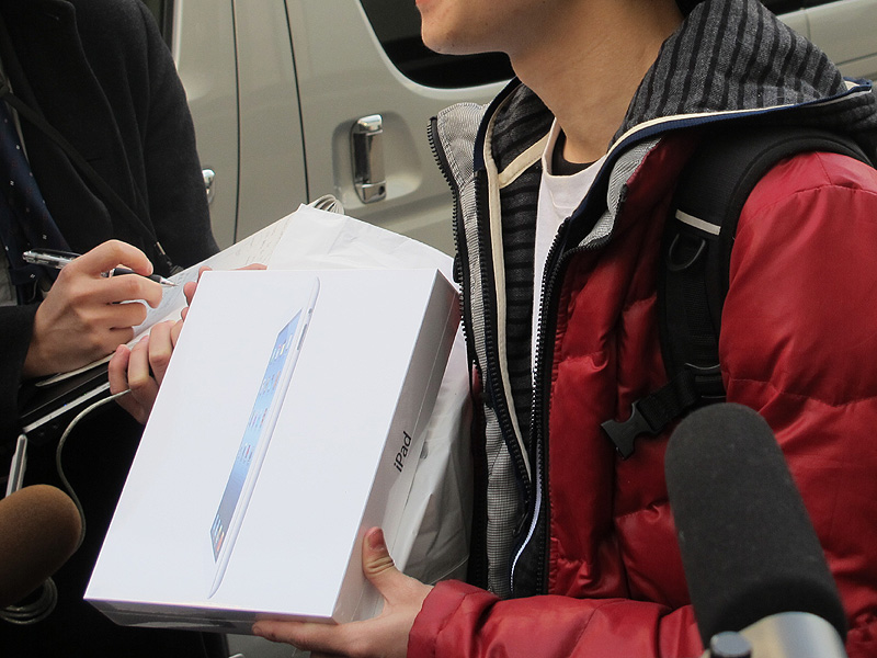 一番最初のユーザー。購入したiPadを手に取材に応じた