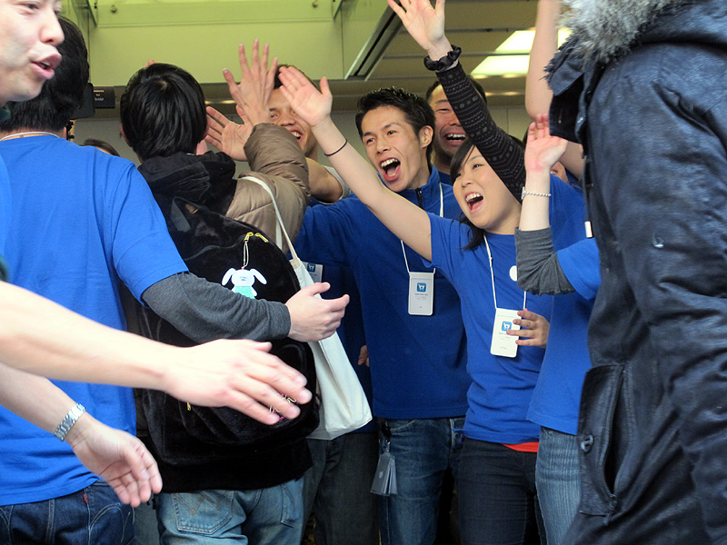 アップルストアのスタッフが笑顔で購入者を迎える