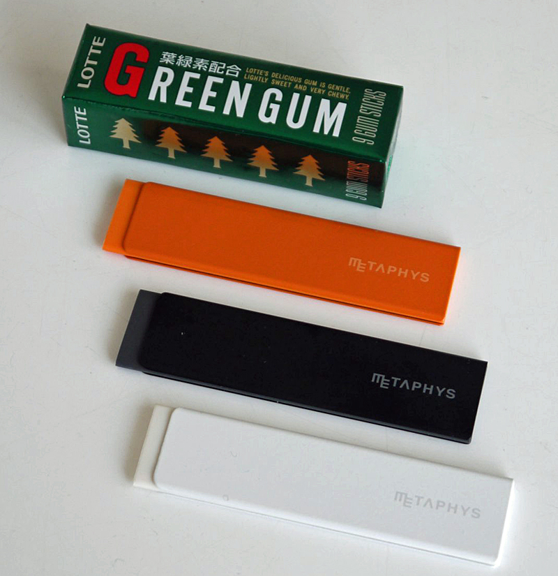 gumはその名前の通り、板ガムを意識した薄型の消しゴムだ