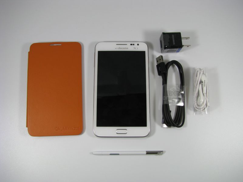 付属品。ノート状の専用カバーが同梱