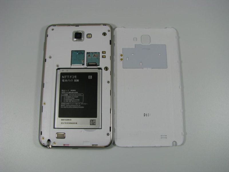 蓋を外したところ。NFCのアンテナと本体を接続する電極が見える