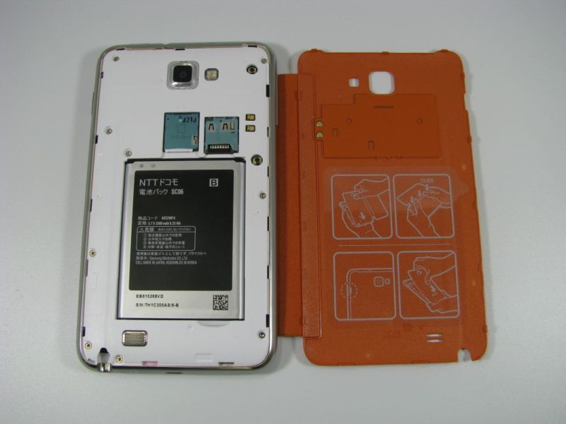 カバーは裏面の蓋を外して装着