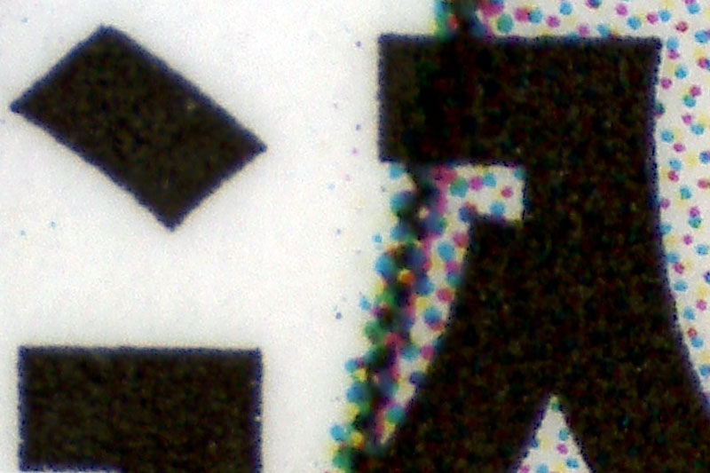 雑誌の表紙を拡大したところ。イエロー、マゼンタ、シアン、ブラックのインクにより像が表現されていることがわかる。ちょっとピント（手動）が甘いですな。