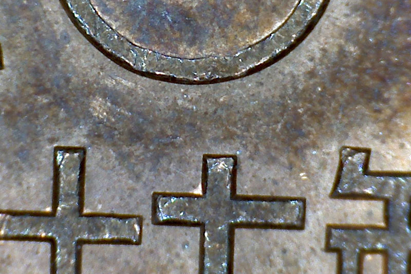 10円玉も拡大してみた。硬貨表面の細かな傷まで確認できる。ちなみに、スコープ先端には照明用の白色LEDが内蔵されていて明るさ調節も可能。