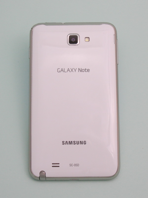 本体背面はわずかにラウンドしていて、持ちやすい。デザイン的にはGALAXY Tab 7.0 Plusなどに近いイメージ