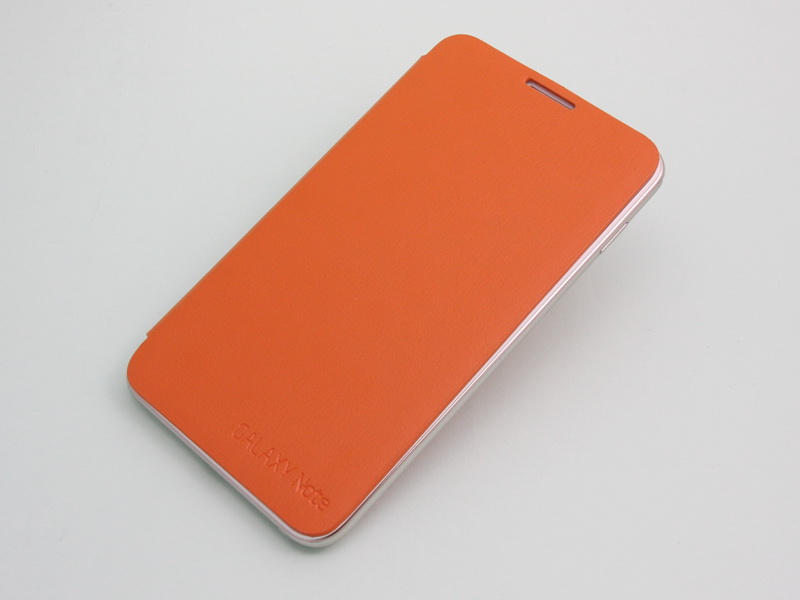 フリップカバーを装着し、閉じた状態。受話口にスリットが空いているので、このまま持って、耳に当てて、通話することも可能