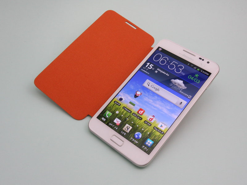 フリップカバーを開いた状態。フリップカバーのディスプレイ面と当たる部分は、フェルトのような柔らかい素材が採用されている