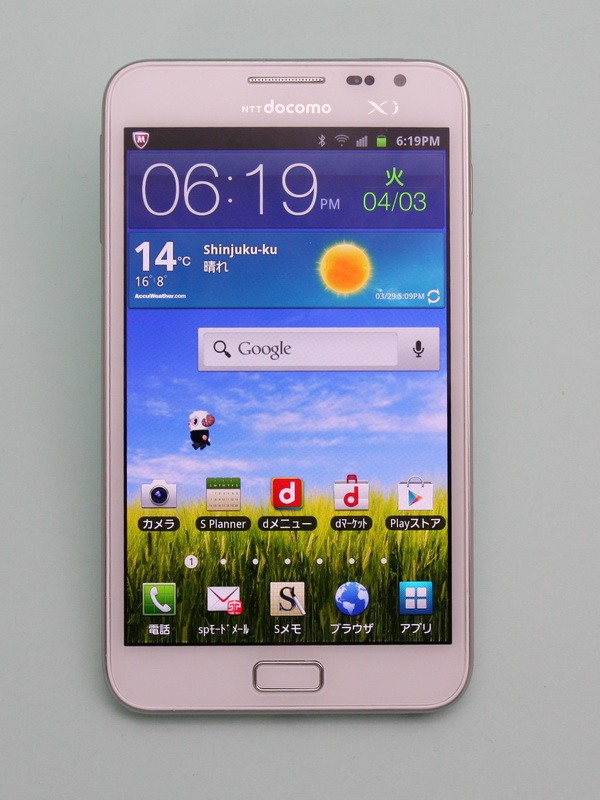本体前面。基本的なデザインはGALAXY S IIやGALAXY S II LTEなどと同じ。メニューキーとバックキーは使っているときに、内側からのライトで浮かび上がるようになっている。