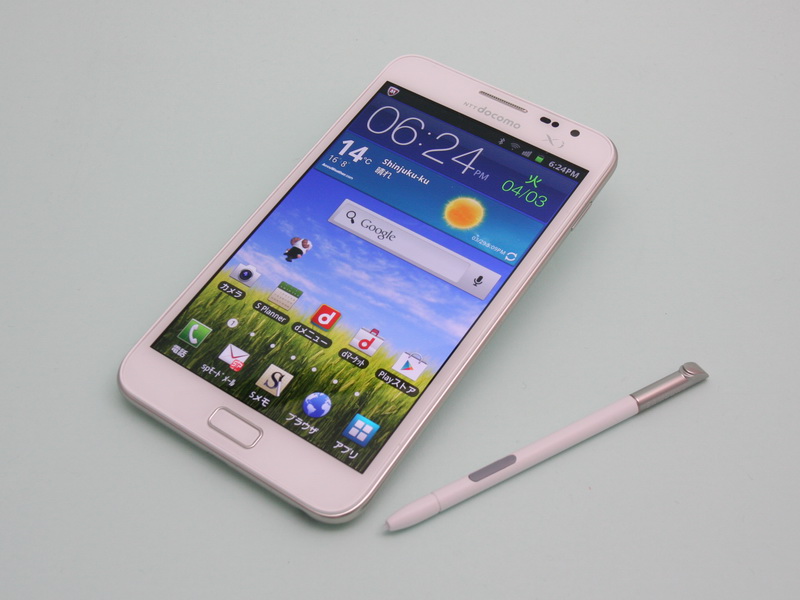 ボタンを備えたS Penが付属する。本体底面から背面側に格納することができる。海外ではこのS Penを少し太くして、持ちやすくするアダプタなども販売されているそうだ。