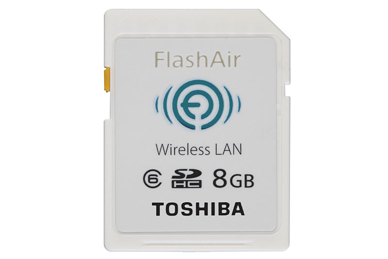 東芝の「FlashAir」。8GBのSDHCメモリカードで、無線LAN機能を内蔵する。Amazonにて7980円で購入。2012年4月8日現在は6345円で売られているようだ