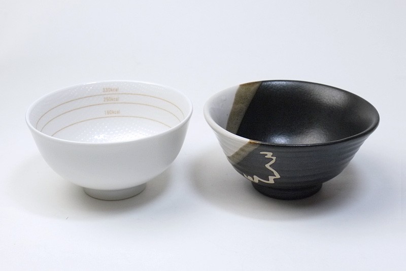 右がこれまで使用していたお茶碗。左がDHCダイエットお茶碗