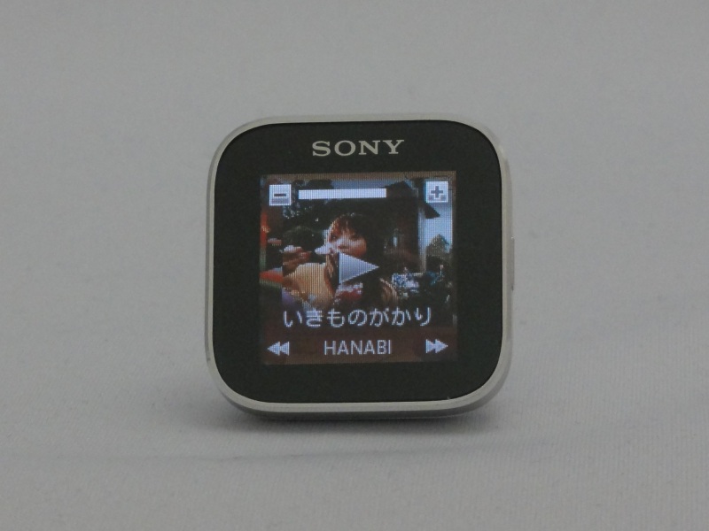 音楽再生時はジャケットや歌詞の表示に加えて音量や再生、早送り・早戻しも操作可能