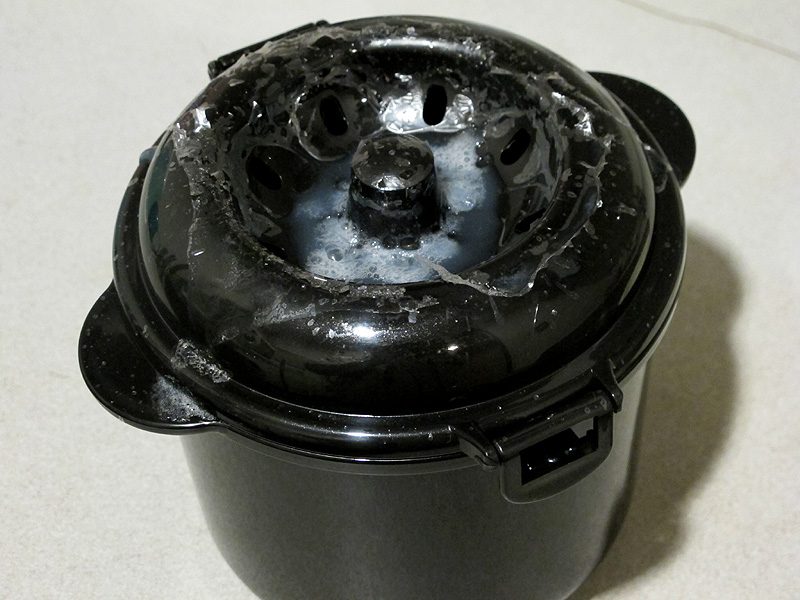 レンジでチンすると、上蓋部分は吹きこぼれたあとが残る
