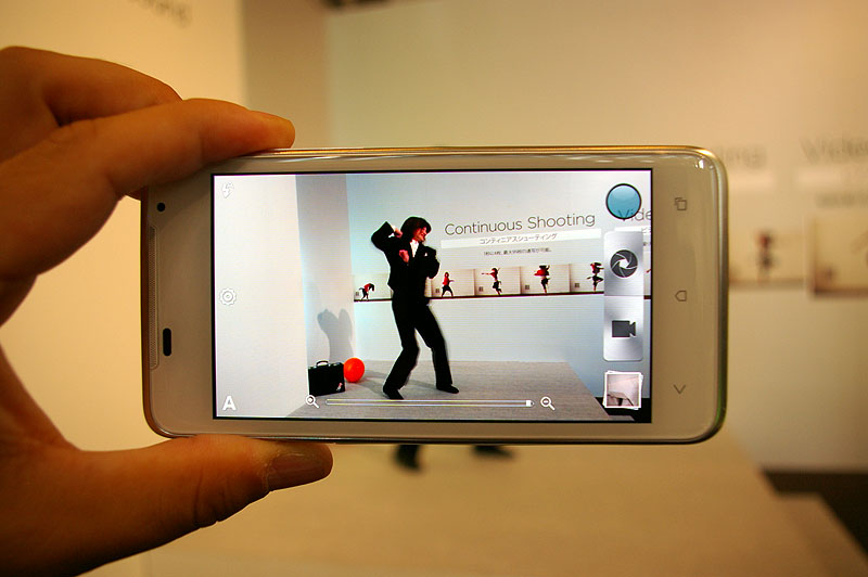 カメラ。画面右に動画撮影ボタンと静止画撮影ボタンが並ぶ