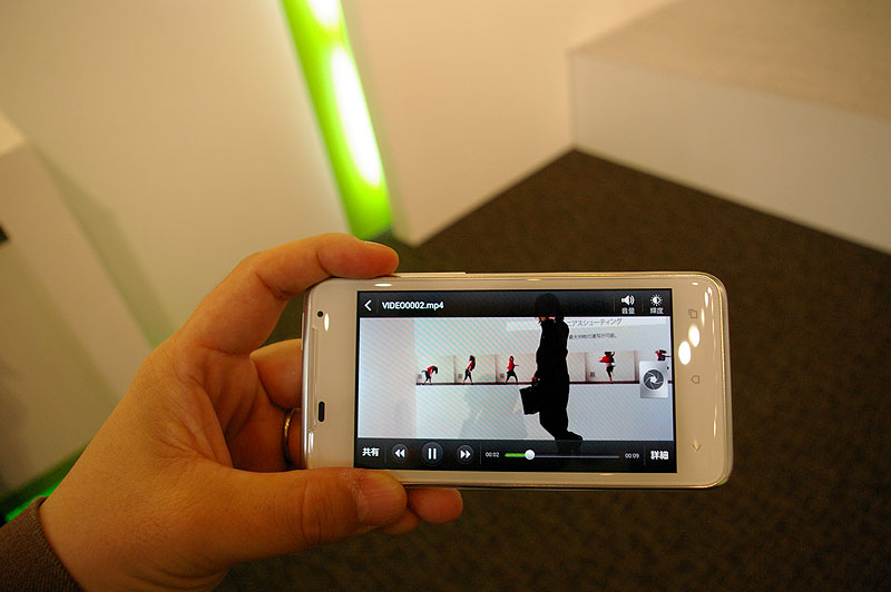 動画再生画面。画面右にキャプチャボタン