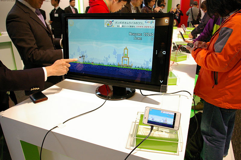 参考出品されていた、TPVテクノロジーのタッチパネルディスプレイとHTC Jを接続。ディスプレイでHTC Jをタッチ操作できる。商品化や価格などは未定