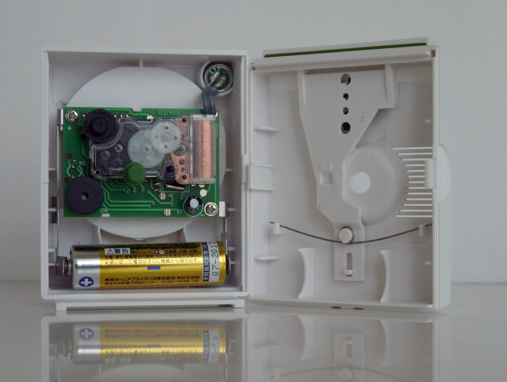 他のブラウンと同じく単三乾電池で動作する。右上のスヌーズバーの原始的でメカニカルな構造が興味深い