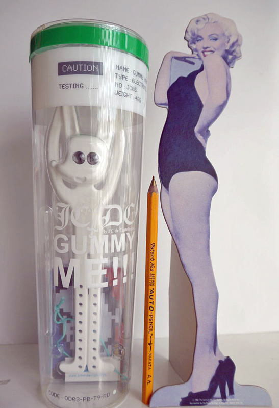 背の高いコップ状の容器に押し込まれている姿は誰が見ても腕時計には見えない