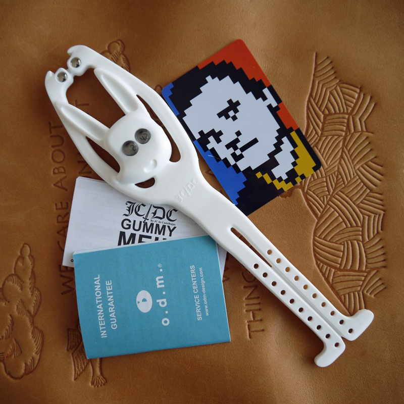 パッケージから取り出しても、まだまだ腕時計とは確信の持てない形状をしている