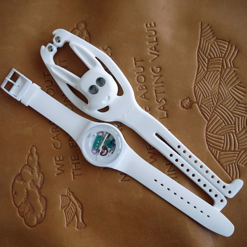 Swatchなどではお馴染みのシリコン製の素材を使った腕時計だ