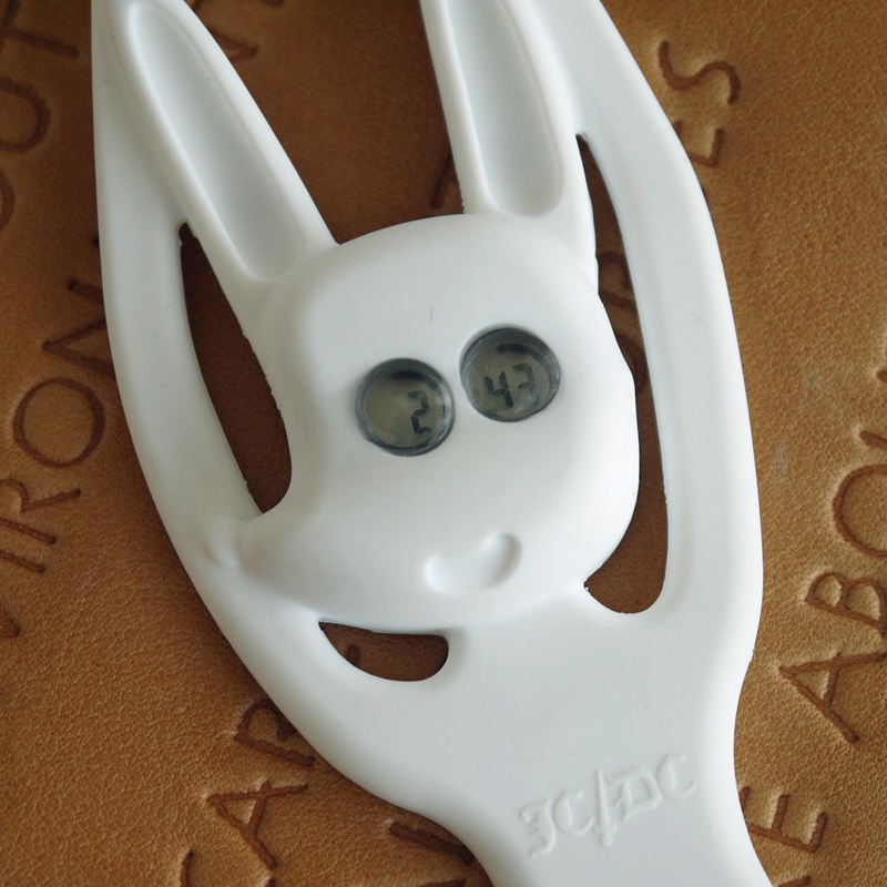 左右の目の玉が時と分を表示している。お世辞にも見やすいとは言えない