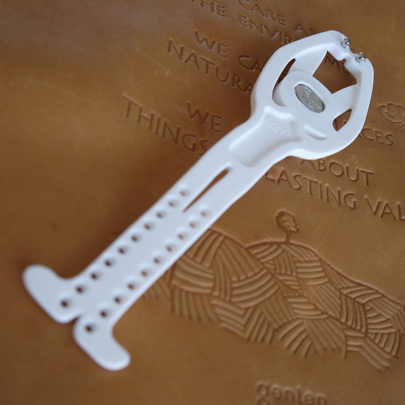 手の先のピント足に刻まれた丸い穴で腕時計を手首に取り付ける