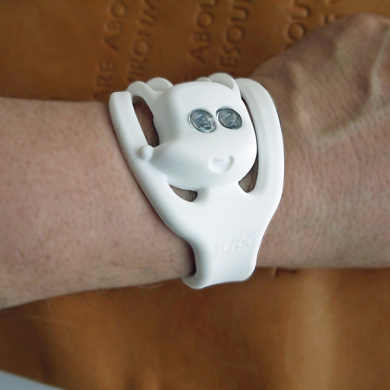 「何か変なモノが腕首に巻き付いているが、ひょっとしたら腕時計？」という感じ