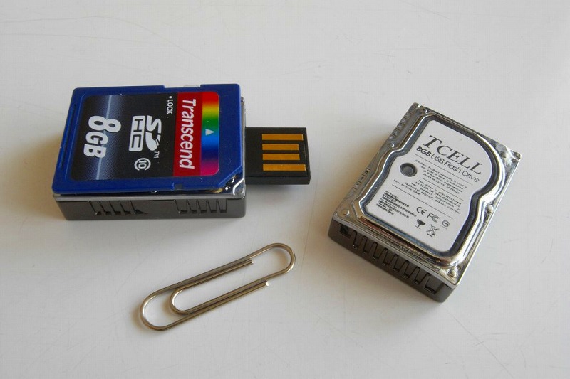 TCELLの物理サイズはSDメモリーカードとぴったり同じ。ゼムクリップと比較してその小ささが理解できるだろう。