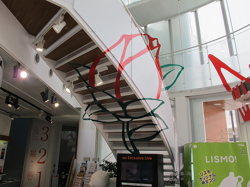 KDDIデザイニングスタジオでは、指定のポイントから眺めると椿のイラストが楽しめる