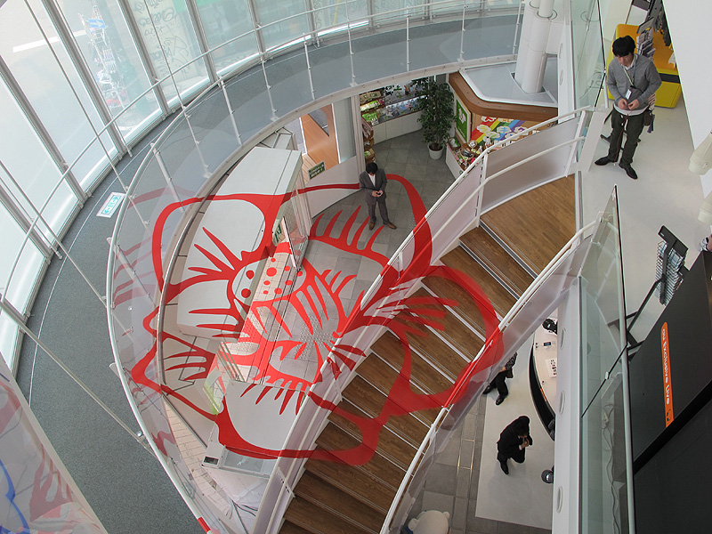 KDDIデザイニングスタジオでは、指定のポイントから眺めると椿のイラストが楽しめる