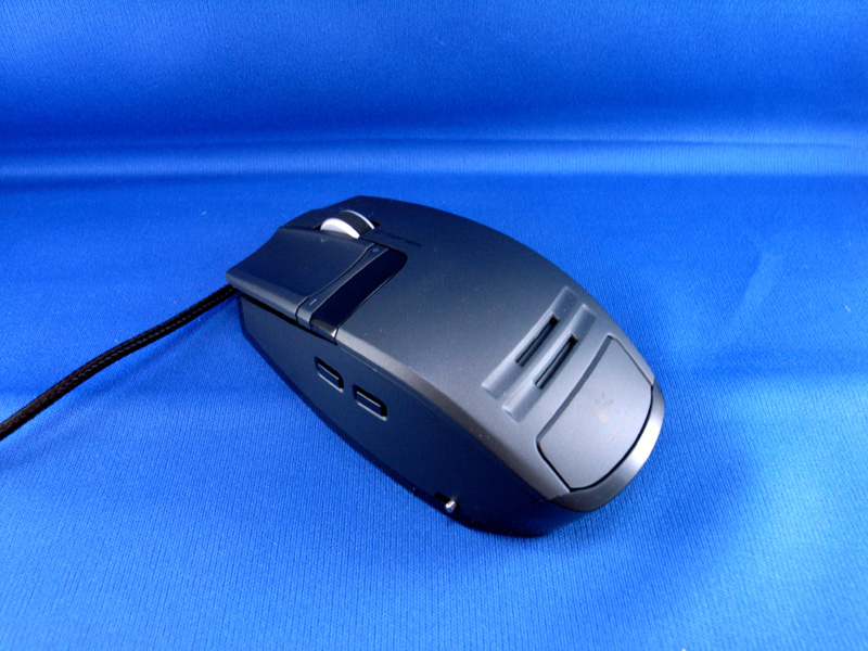 カバーを外すと縦長の本体が現れる