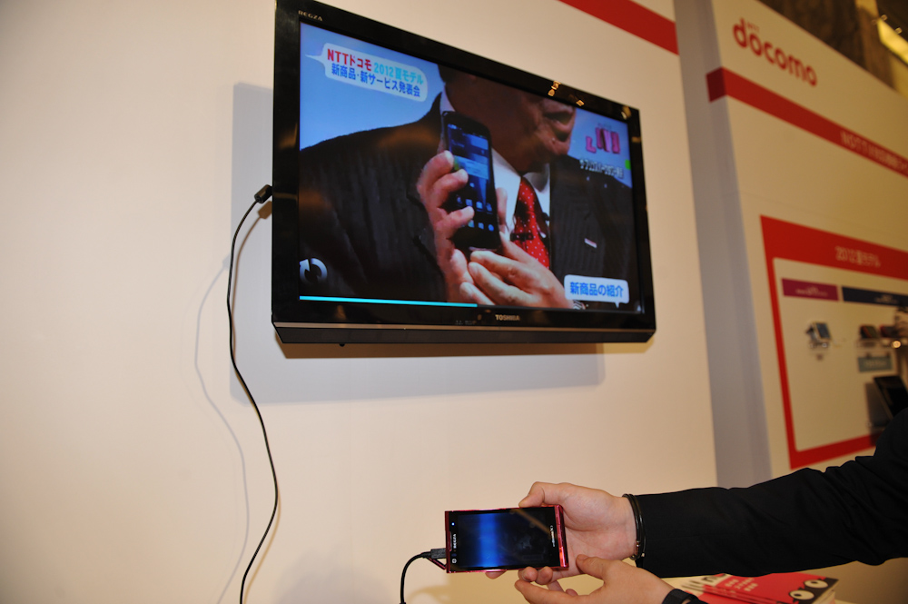 MHLで出力するデモ。別売りのMHLアダプターを利用する