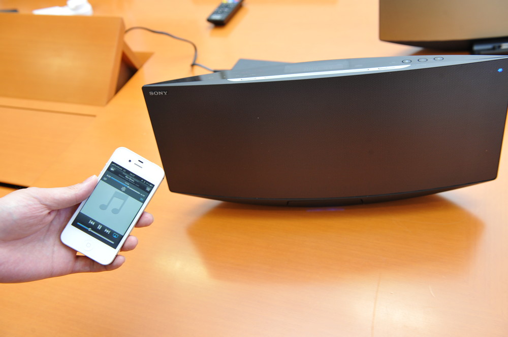 「CMT-V70B」ダークシルバー。BluetoothでiPhoneなどのスマートフォンと接続可能