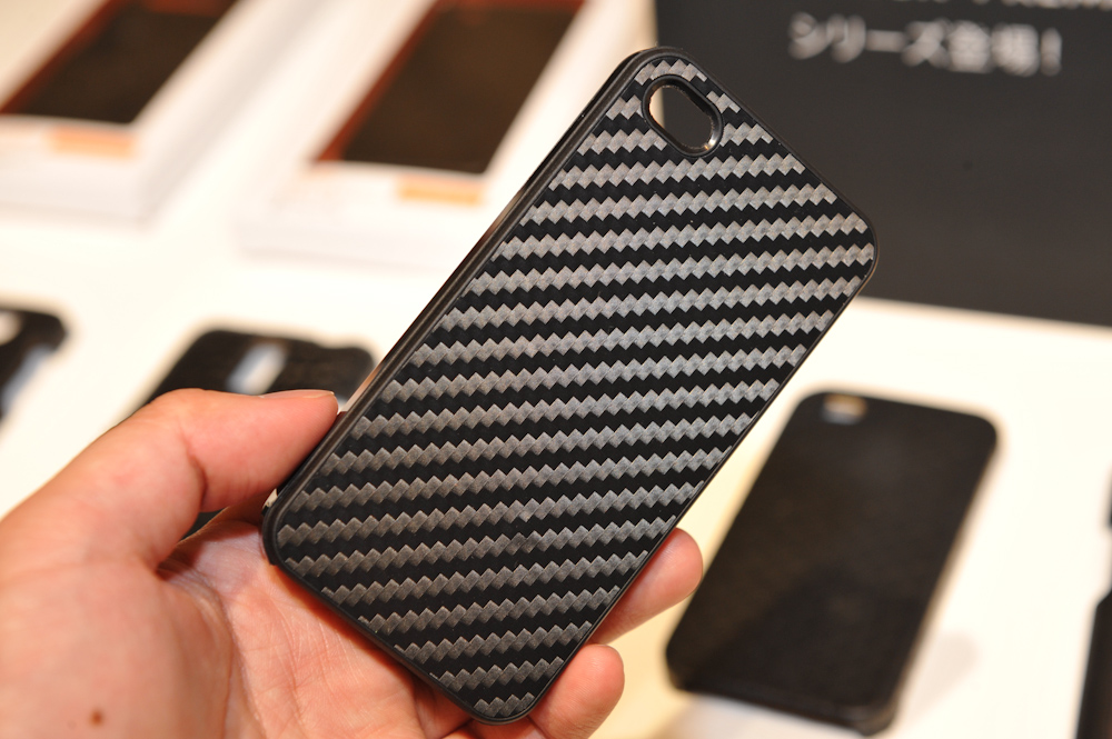 カーボンや皮革をイメージさせるデザインを多数ラインナップ