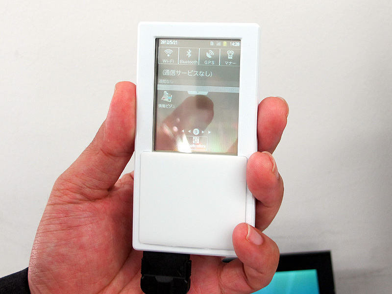 透過型両面タッチディスプレイ端末。背面側でスクロール操作などが可能で、背面側をタッチしたまま表側を操作すると、ブロックの一部だけをを動かすといったアプリが披露された