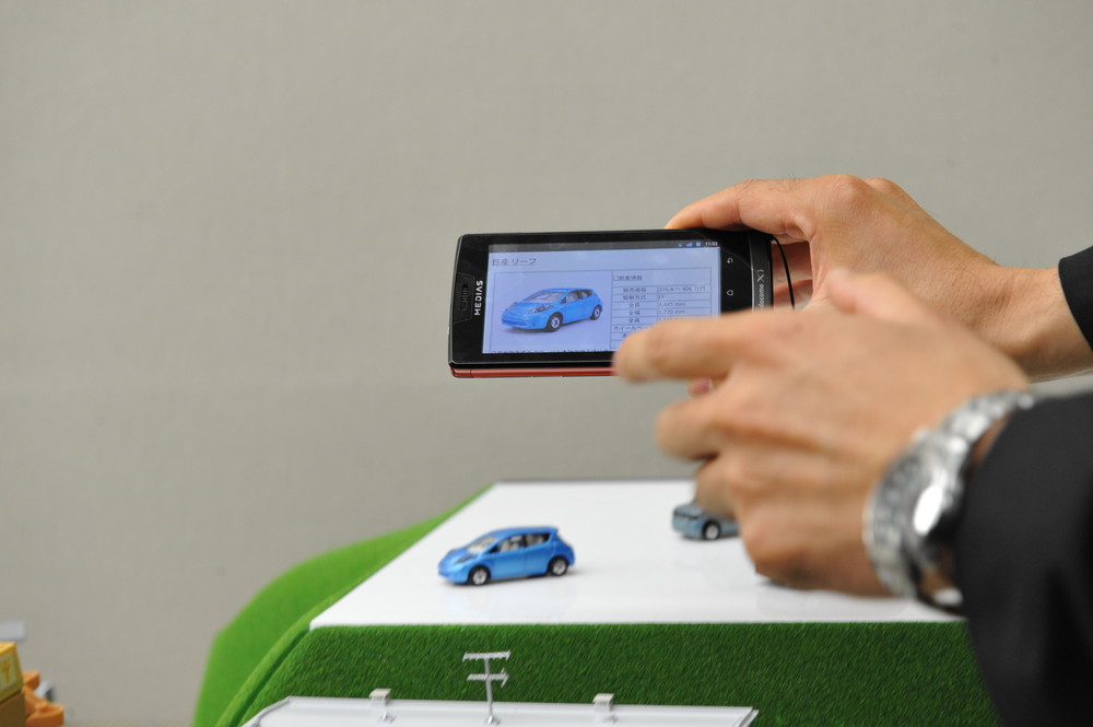 試作アプリによる画像認識エンジンのデモ。シャッターを押す必要は無く、データベースの情報と合致し車種名が表示された。さらに詳細な情報を表示することも可能だった。例えば自動車の場合なら、1車種につき100枚程度の画像をデータベースに登録することでこうした利用が可能という