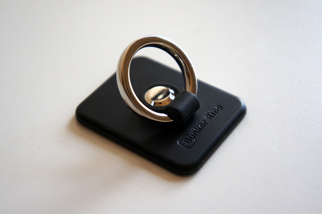 「Bunker Ring 2」（旧版）。スマホのみならず平らな接着面さえあればどんなものにも取り付け可能だ