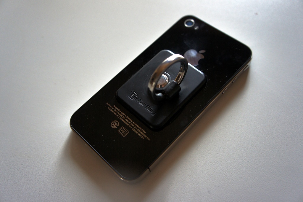 ぺたりとスマホの背面に貼り付けて使う。リングは台座中央の支柱を中心に360度回転するのでさまざまにポジショニングできる