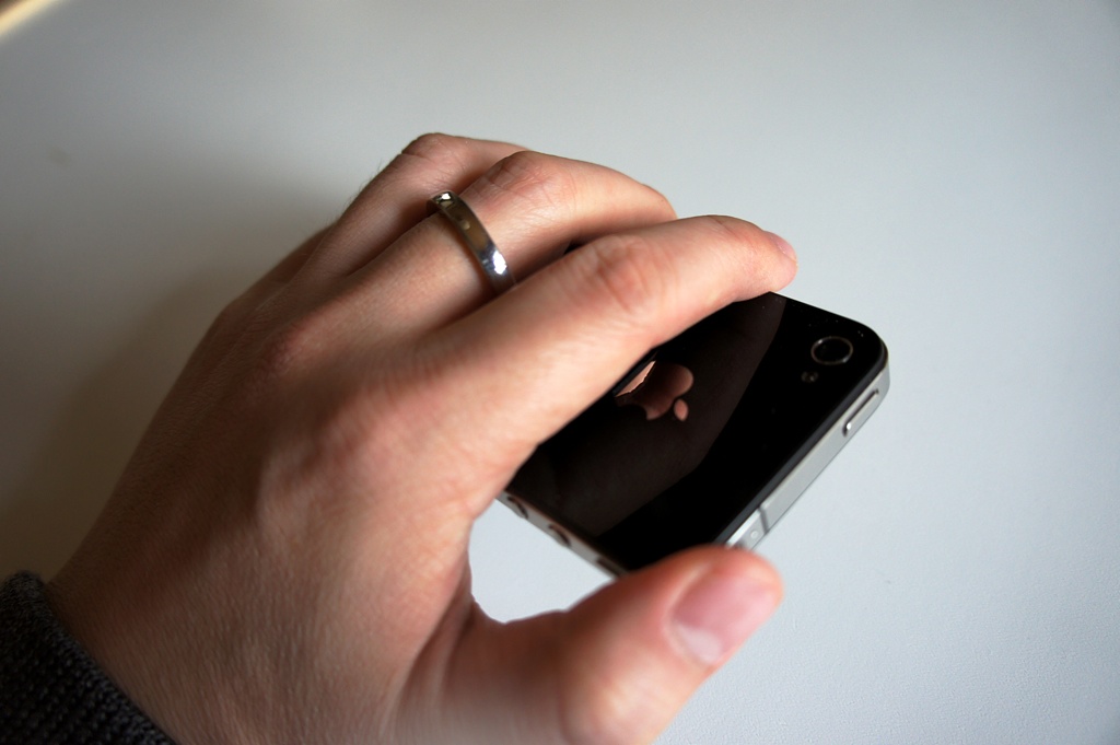 リングに指を通して本体をキープすることで、これまでにない持ち方でスマホを操ることが可能になる