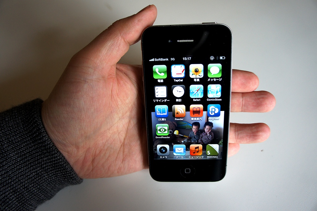 握ったり指で支えずともスマホ本体をキープできる。この安心感は大きい