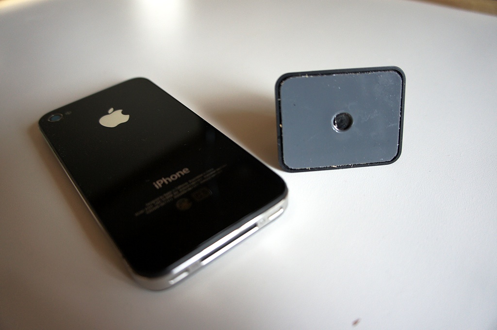 台座の粘着素材は何度でも貼り剥がし可能。粘着力が落ちてきたら洗えば元の粘着力を取り戻す